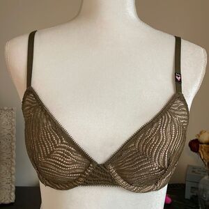 Victoria’s Secret Very Sexy Lined Demi Bra size 34B